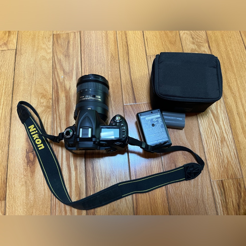 Nikon D90 18-200mm lens with speed light flash and accessories